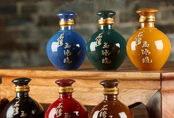 白酒品牌營(yíng)銷策劃的消費(fèi)升級(jí)和降級(jí),白酒品牌營(yíng)銷策劃,白酒營(yíng)銷